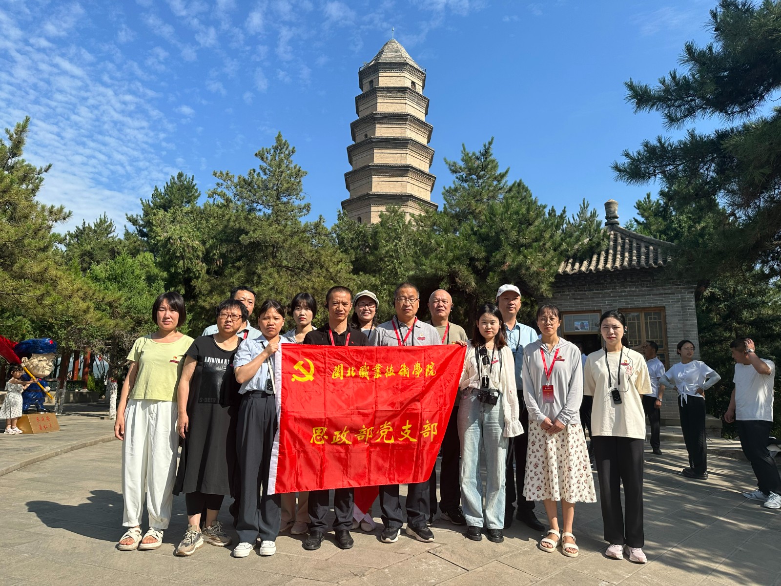 宝塔山合照1.jpg 宝塔山合照1.jpg